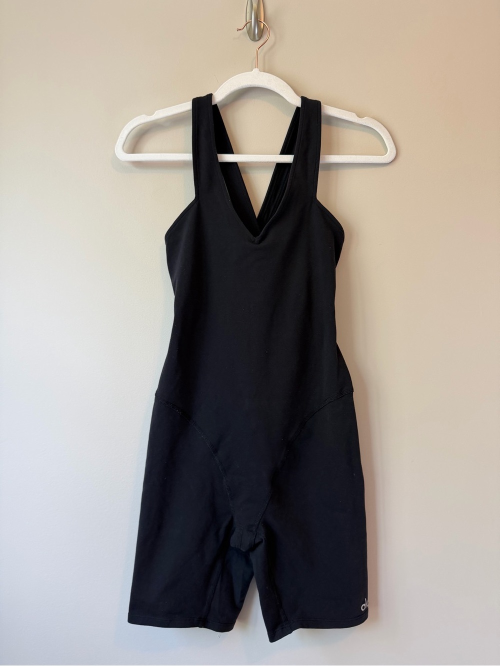 Alo Yoga Airbrush Real Onesie Black V-Neck Crisscross Biker Bodysuit Size XS - Picture 4 of 6